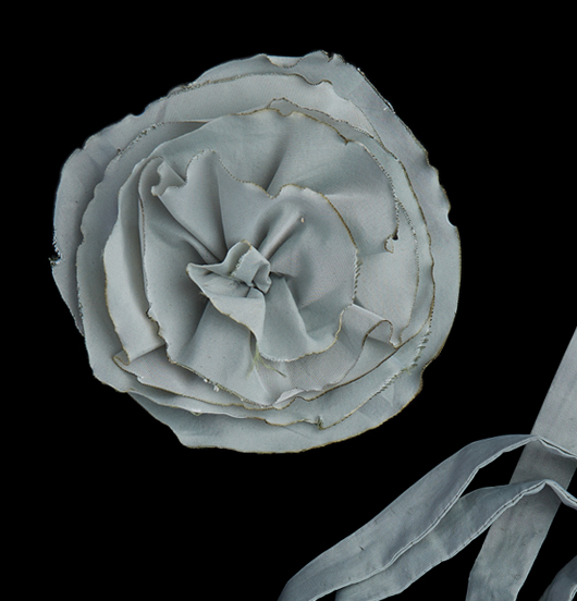 TESSUTO | Visioni ibride | Fiore grande POLVERE con nastro