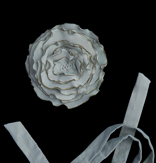 TESSUTO | Visioni ibride | Fiore piccolo POLVERE con nastro