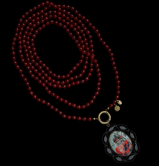 COLLANE | Visioni Ibride | Collana lunga Giada rossa con medaglione e fiore
