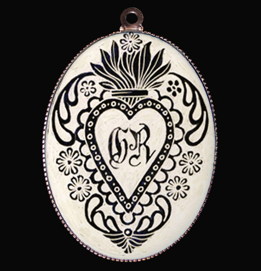 medaglione in porcellana in bianco e nero raffigurante un cuore sacro, ex voto, per grazia ricevuta, talismano e simbolo di ringraziamento, regalo adatto per persona a cui si vuole bene, per natale, per festa della mamma