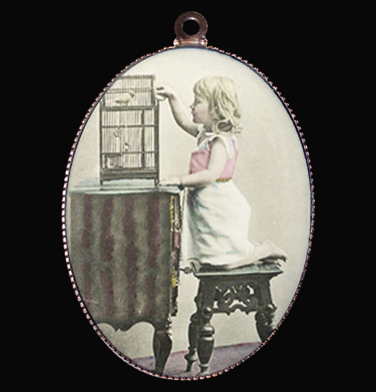 medaglione in porcellana con immagine vintage con bambina e uccellino per personalizzare una collana. regalo per gli amanti della natura, per chi è delicato, regalo per persone sensibili