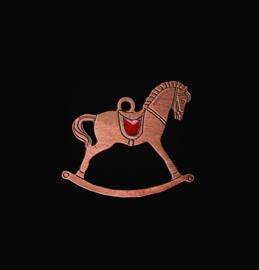 Ciondolo a forma di cavallo a dondolo in rame smaltato rosso. Adatto a realizzare gioielli personalizzati Regalo per i bambini e per il Natale.