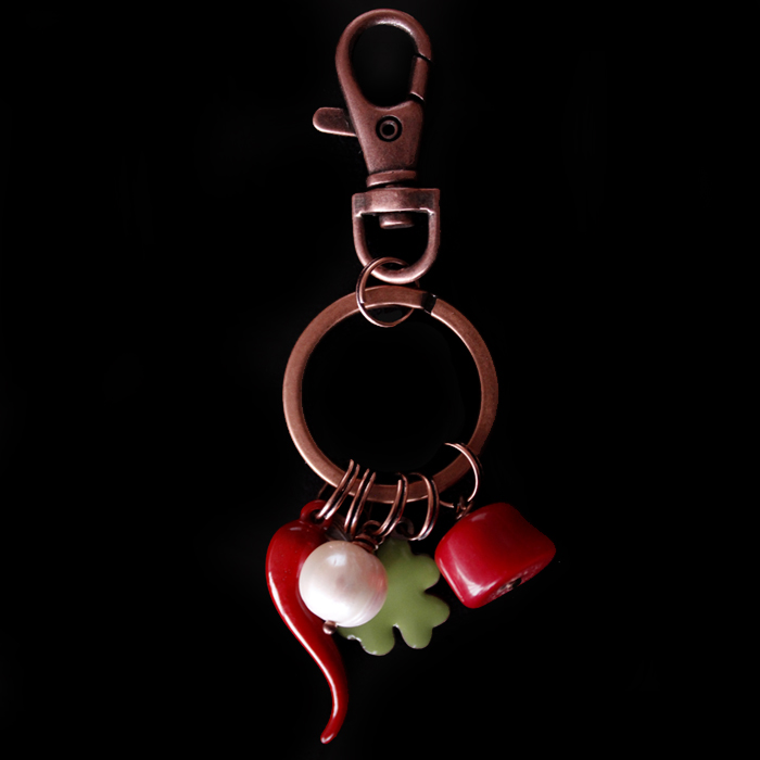 Portachiavi portafortuna con ciondoli in rame smaltati a forma di quadrifoglio, cornetto,corallo e personalizzabile con iniziale in porcellana. Regalo unico per amico, amica, figlia, compleanno, natale.