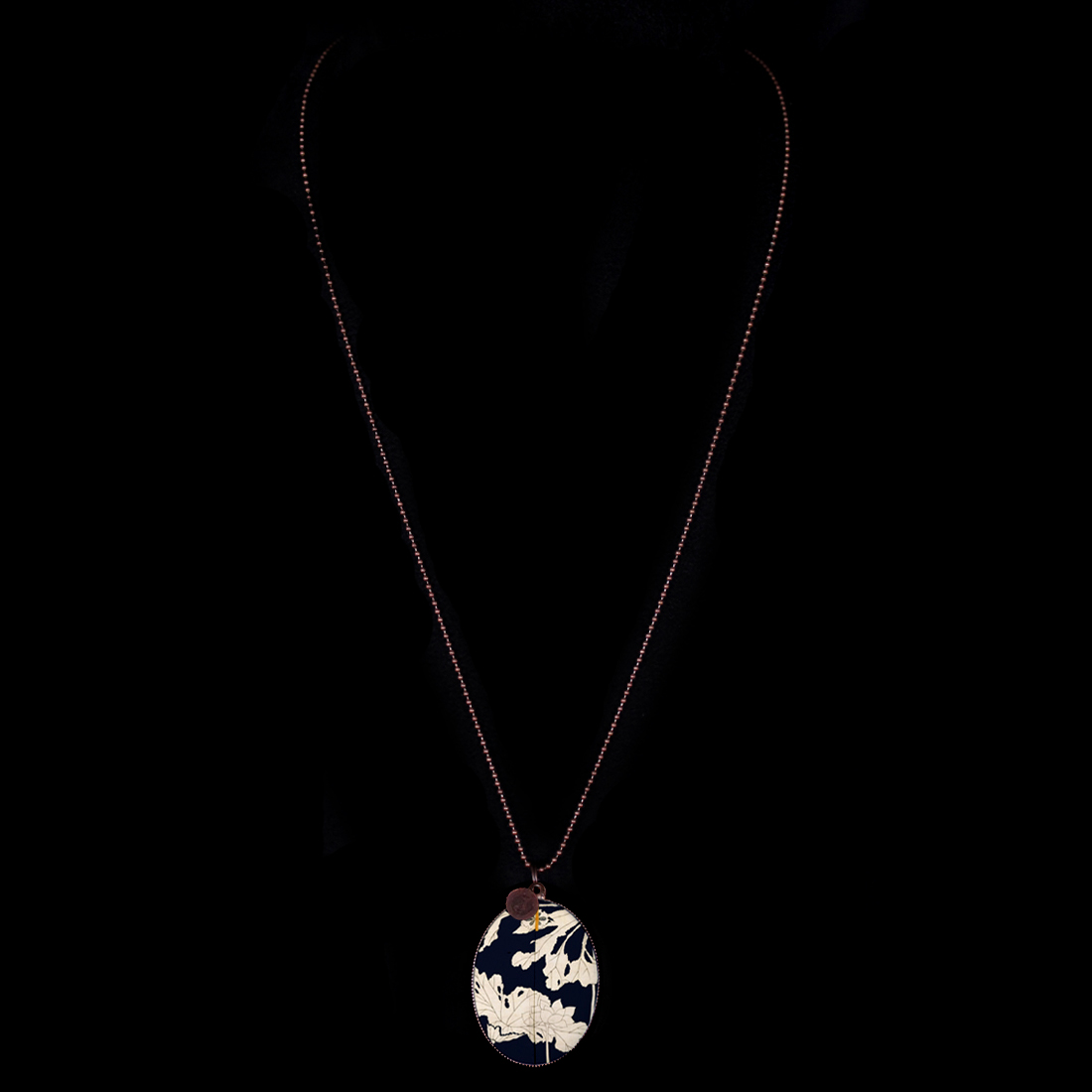 collana in rame con medaglione in porcellana con fiore giapponese, regalo bianco e nero, medaglione fiore, regalo miglior amica, regalo mamma