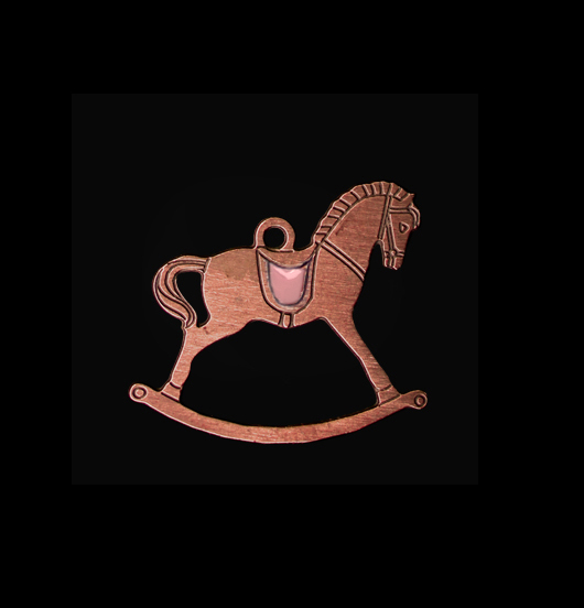Ciondolo a forma di cavallo a dondolo in rame smaltato rosa. Adatto a realizzare gioielli personalizzati Regalo per i bambini e per il Natale.