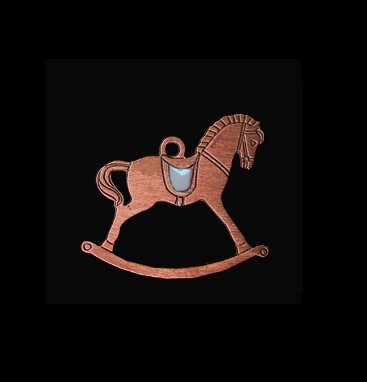 Ciondolo a forma di cavallo a dondolo in rame smaltato azzurro. Adatto a realizzare gioielli personalizzati Regalo per i bambini e per il Natale.