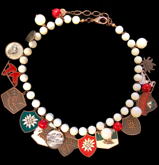 collana girocollo di perle di madreperla con ciondoli a tema montagna:pattini,scudetto montagna, stella alpina, scudetto stambecco, scudetto stella alpina, porcellana montagna, per gli amanti della montagna, dello sci, del pattinaggio su ghiaccio, del pattinaggio artistico, dell'inverno