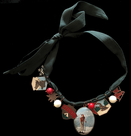 nastro di seta girocollo chocker con ciondoli tema montagna:pattini,scudetto sciatore, scudetto stambecco, scudetto mountain,fiocco di neve, stella alpina, per amanti della montagna, dello sci, del pattinaggio