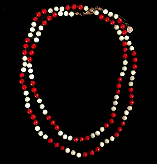 Collana in madreperla bianca e corallo bamboo da personalizzare con i ciondoli in rame che preferisci. Regalo di compleanno, anniversario, natale, per la mamma, per l'amica.
