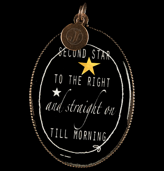 medaglione in porcellana con messaggio di Peter Pan, alla ricerca dell' isola che non c'è,seguendo la seconda stella a destra, questo è il cammino e poi dritto fino al mattino... , per restare bambino, regalo di natale, di compleanno, per amicizia