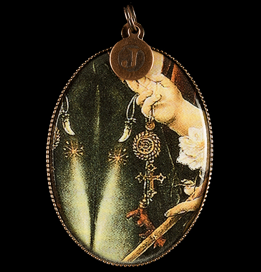 medaglione in porcellana con particolare di un dipinto di Leonardo, con amuleti portafortuna, per augurarti tutto il bene possibile, regalo per amica, per persona sfortunata, per esame maturità, per laurea, per natale