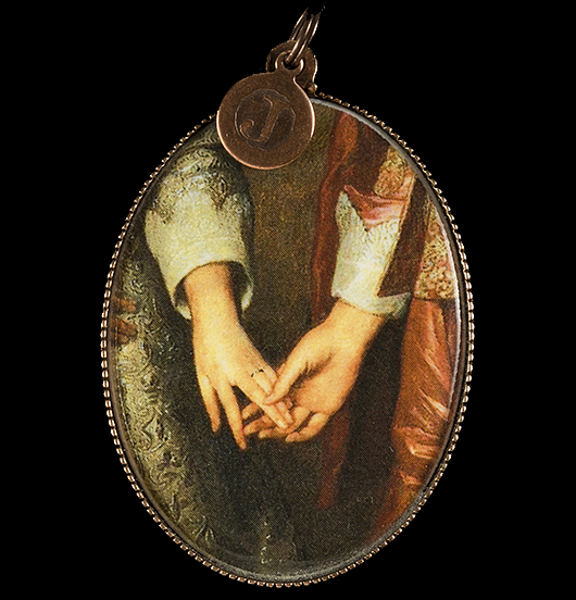 medaglione in porcellana per innamorati, stare mano nella mano con qualcuno che ti fa battere il cuore, con la delicatezza del suo tocco, ti trasmette la sua sensibilità, regalo per san Valentino, per compleanno, per Natale