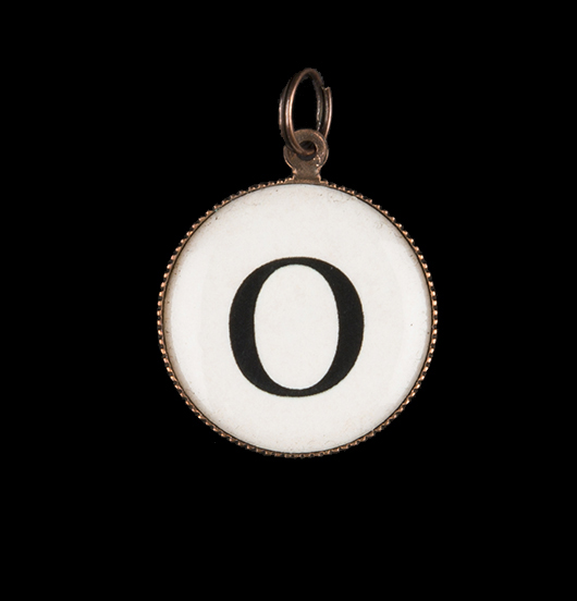 Lettera dell'alfabeto O. Iniziale per personalizzare un bracciale o una collana. Regalo di compleanno, per mamma, zia, nonna, moglie.