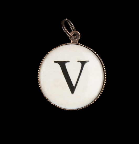Ciondolo in porcellana con lettera dell'alfabeto V. Personalizza il tuo bracciale con l'iniziale del tuo nome. Regalo unico.
