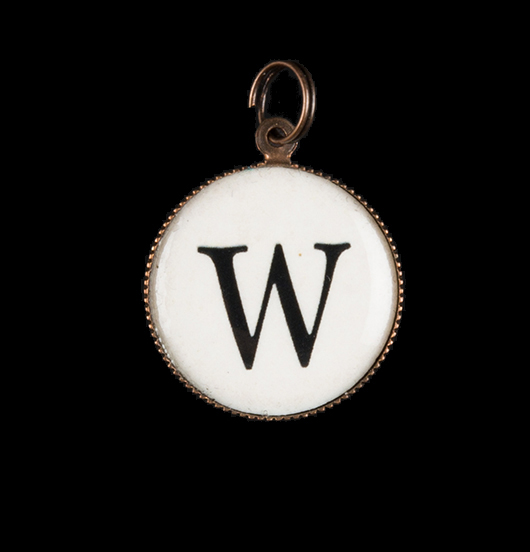 Ciondolo lettera W in porcellana, personalizza un bracciale o una collana con l'iniziale. Regalo per amico, maestra, amante.