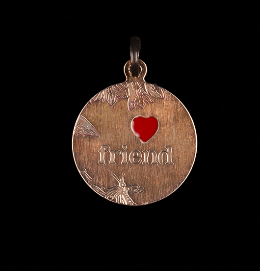 Ciondolo in rame con inciso la scritta friend e cuore smaltato rosso per personalizzare bracciali e collane. Regalo per amico e amica.