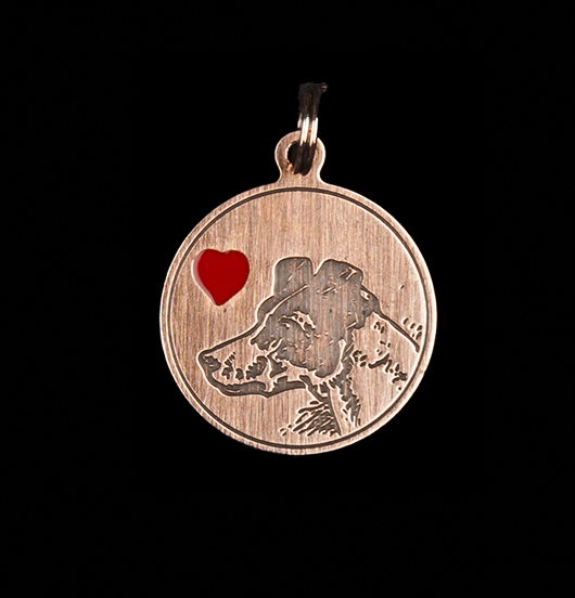 Ciondolo con cane inciso e cuore smaltato rosso per personalizzare bracciale e collana e collare. Regalo dedicato agli amanti degli animali.
