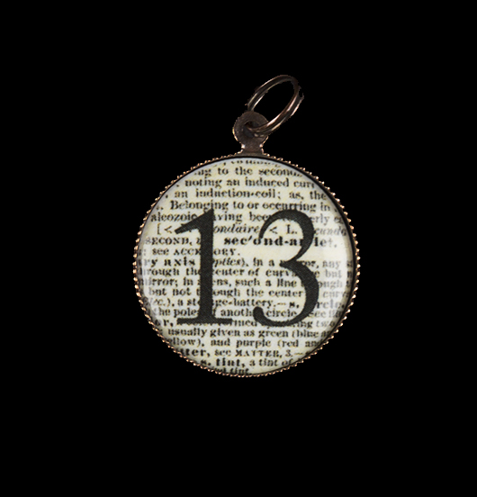 ciondolo in porcellana con numero 13, regalo portafortuna, regalo buon augurio