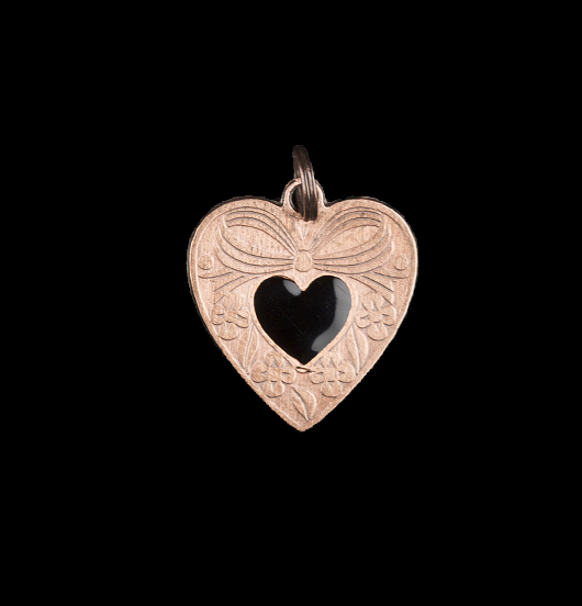 Ciondolo cuore gentile con piccolo cuoricino nero smaltato. Collana personalizzata da regalare all'amica, sorella, fidanzata