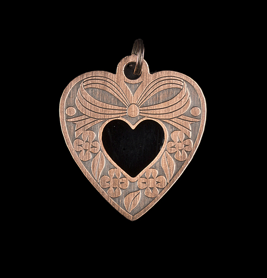 Ciondolo cuore gentile in rame con cuoricino nero smaltato. Collana personalizzata da regalare
all' amica, alla sorella