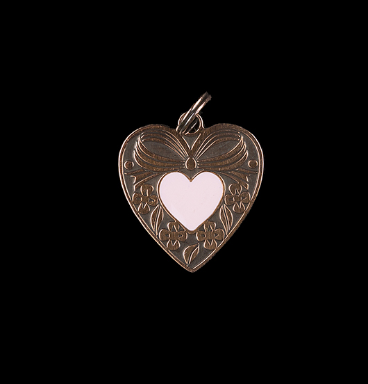 Ciondolo cuore gentile in rame con cuoricino rosa smaltato. Collana personalizzata da regalare all'amica, alla sorella
