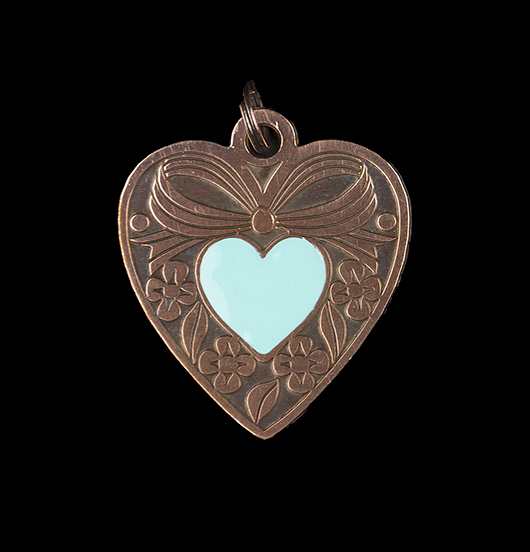 Ciondolo cuore gentile in rame con cuoricino turchese smaltato. Collana personalizzata da regalare all'amica, alla sorella