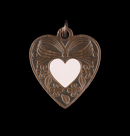 Ciondolo cuore gentile in rame con cuoricino rosa smaltato. Collana personalizzata da regalare all'amica, alla sorella