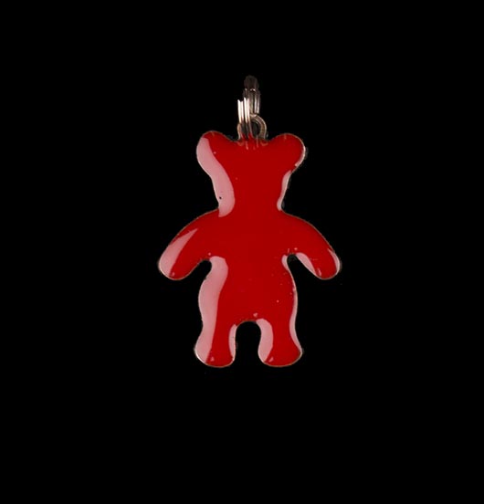 Ciondolo a forma di orsetto rosso in rame smaltato rosso. Regalo adatto per un battesimo, una nascita, un bambino o per natale.