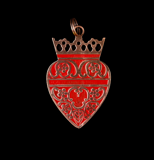 ciondolo in rame smaltato rosso cuore sacro con corona, regalo per amica, sorella